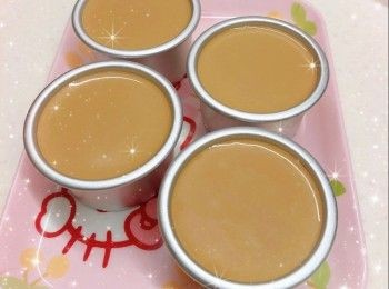 step4: 然後倒在已凝結成形的<span class="group_1">餅底</span>上，在已墊枱布的桌面上輕搞，震出大氣泡 2. 蓋上保鮮紙，放進雪櫃冷藏至少2小時至凝固