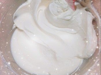 step7: 預熱10分鐘（160°），放下層，先焗25-35分鐘，然後再焗2分鐘（230°；必需調高溫度至上色均勻，否則放涼後，蛋糕表面會濕黏；如蛋糕上色已足夠，可省略此步驟；用手指輕輕按壓蛋糕中央，具有彈性，即可） 2. 完成後，先將蛋糕模在已墊枱布的桌面上（距離桌面大概10 cm）輕摔兩下（使熱氣散走，防回縮），然後馬上倒扣放在物件上（如不倒扣會回縮，中間一定會凹下去，無法撐起，倒扣是利用地心吸力的幫助，維持整個蛋糕該有的高度和形狀）