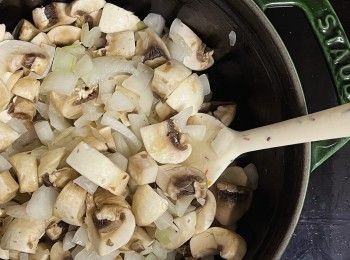 step4: 放入白蘑菇粒，適量黑胡椒併炒。