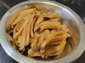 step8: 冬菇切幼條 , 會用部份炒餸 . 
冬菇用少許鹽醃 10分鐘 .