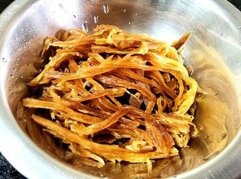 step6: 梅菜沖洗一次，搾乾水份切成幼條。