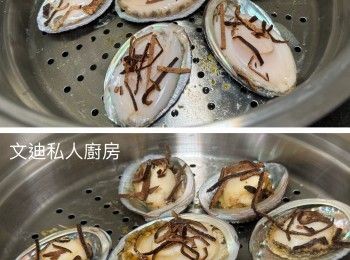 step3: 扇貝肉用粟粉搓洗，去除內臟，起出扇貝肉，留殼備用
