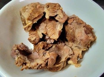 step14: 之後將鮑魚骨取出 , 放涼後將骨起出放回湯煲 , 會做另一餸菜