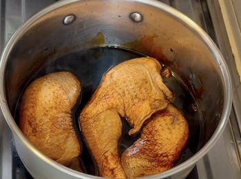 step3: 鍋中加水、老抽、生抽、冰糖、辛香料、薑片，大火煮滾後轉小火，雞髀放入鍋中