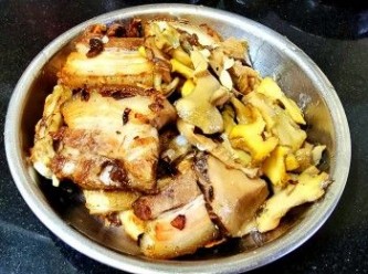 step10: 用少許蒜頭 , 乾蔥 , 辣椒碎中火放入腩肉煎香 , 再放入冬菇 , 螺頭煎至金黃色上碟 .