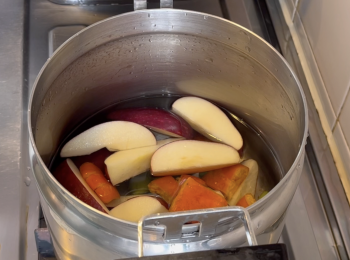 step2: 除了魚腥草，將其他材料放入真空鍋，加水，大火煲滾，轉小火煲10分鐘
