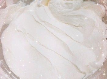 step5: 粉漿倒入蛋糕模具中（8成滿；蛋糕模需塗上油／預先將摺好的牛油紙放入模具），在桌面上敲幾下震出表面較大的氣泡，再用筷子／竹籤在粉漿中劃圈圈，使內部的大氣泡釋出 2. 預熱10分鐘（160°），放下層，先焗35-45分鐘，然後再焗2分鐘（230°；必需調高溫度至上色均勻，否則放涼後，蛋糕表面會濕黏；如蛋糕上色已足夠，可省略此步驟；用手指輕輕按壓蛋糕中央，具有彈性，即可）