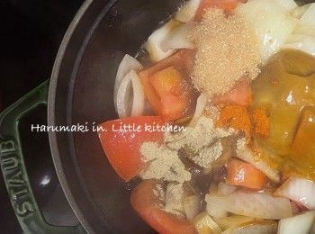 step4: 倒入葡汁，紅咖喱和黃咖喱 ，適量糖，胡椒粉，醬油，拌勻，慢慢試味，味道滿意.