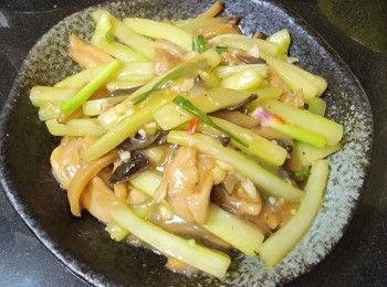 step10: 燒紅油鑊用少許蒜頭 , 乾蔥放入雞肉兜炒至半熟上碟 . 

再起鑊爆香蒜頭 , 乾蔥 , 薑片 , 辣椒碎放入白瓜 , 冬菇 , 黑木耳大火兜炒 , 贊入黃酒 3/4 湯匙 , 糖 1/2 茶匙 , 少許鹽加約 200ml 水蓋好轉中火焗煮約 2 分鐘 . 

將雞肉回鑊大火炒至開始收汁 , 用生粉水埋芡 , 放入蔥段少許麻油稍為兜炒上碟 , 完成 .