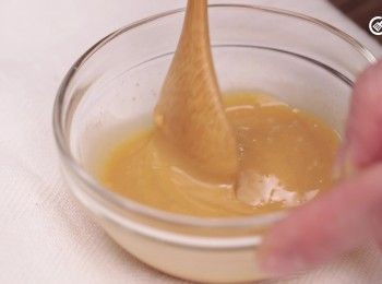 step11: [花生醬做法]將生抽加入花生醬內，拌勻便可