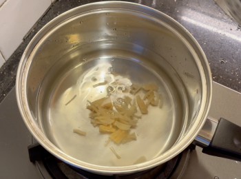 step2: 鍋中加水，加瑤柱絲和浸瑤柱的水，中火煲滾，水滾後轉中火煲5分鐘