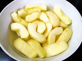 step7: 蘋果去皮及果核用鹽水浸泡備用 .