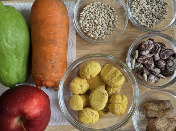 step1: 將所有材料洗乾淨；花豆浸1小時；生熟薏米浸30分鐘；蜜棗洗乾淨，浸10分鐘；陳皮浸軟，刮囊，保留浸陳皮水；蘋果用熱水浸泡 5分鐘，用刀刮走表面的蠟，洗乾淨，切塊去芯；合掌瓜去核切塊；.紅蘿蔔洗乾淨，去皮切塊