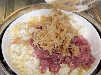 step2: 擠出玉子豆腐，將滑豆腐揸碎，加瑤柱絲和醃好的肉碎，加適量雞湯，攪拌均勻