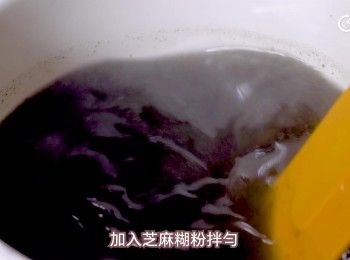 step2: 加入芝麻糊粉拌勻，慢火煮10分鐘後放涼