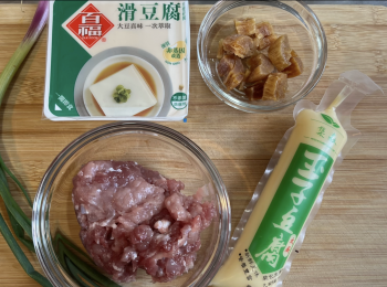 step1: 用水洗乾淨乾瑤柱，浸泡至軟身，撕成一絲絲；豬肉碎加鹽、糖、生抽、粟粉，攪拌均勻，醃10分鐘；洗乾淨蔥，切成蔥花