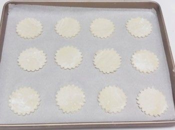 step1: 做法：
雞蛋先烚熟後切碎，加入黑胡椒粉，沙律醬混合備用；
酥皮可按照自己喜歡既形狀切好，放上烘焙紙（如圖）預熱焗爐180度5分鐘，掃上蛋液，焗180度8分鐘（每個爐溫火力唔同，要自行目測調整）；
焗好後用小刀將酥皮開邊，中間夾入餡料，灑上糖粉完成；
😊如用氣炸鍋預熱170度5分鐘，氣炸8分鐘
