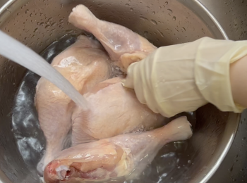 step1: 雪藏雞髀用粗鹽搓洗外面，浸淡鹽水解凍，