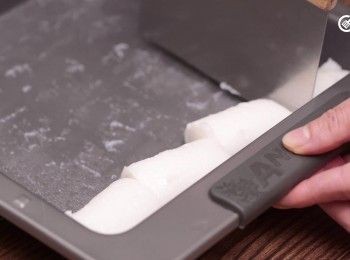 step9: [腸粉做法]腸粉皮皮會慢慢捲起，即成為腸粉，再切成小段