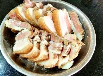 step8: 煲完湯的腩肉先放入雪櫃冷凍 1 小時 , 這樣做法方便切件不會鬆散 .