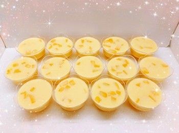 step4: 啫喱粉溶於熱水中，攪拌至完全溶解後，加入室溫水，拌勻，放涼 2. 加入鮮奶和花奶（必需待啫喱水完全放涼才可加入，可避免啫喱水與奶脂分離，否則容易造成奶塊凝固的情況），拌勻後倒入杯子，放進雪櫃冷藏至凝固