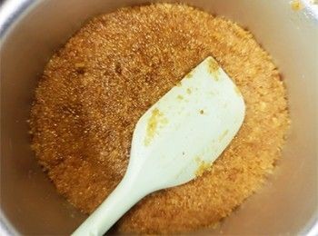 step4: <span class="group_1">餅底</span> 平鋪在蛋糕模底部，放入雪櫃備用