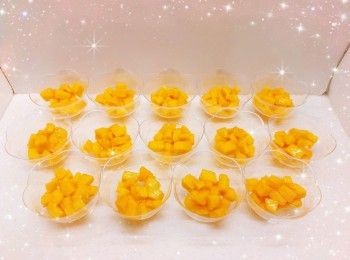 step2: 芒果去皮、起肉、切粒（360 g平均放於杯子中，180 g※裝飾用），備用