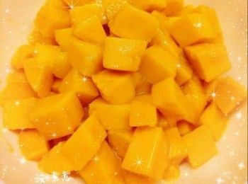 step1: 芒果去皮、起肉、切粒，平均放於模具中，備用