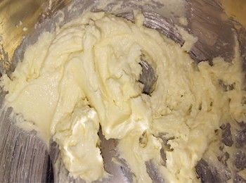 step2: 牛油+糖打至鬆發
