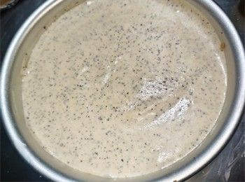 step9: [伯爵茶慕思] 倒入消化<span class="group_1">餅底</span>上 , 輕輕震動幾下 , 排出氣泡