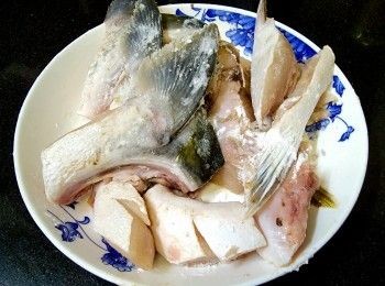 step7: 將油魽魚鮫用少許鹽 , 約 1 茶匙廚酒 , 胡椒粉撈好醃 10 分鐘 .
