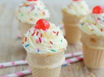 step5: 將<span class="group_2">牛油糖霜</span>放入擠花袋內，在已待涼的蛋糕上擠上糖霜，灑上巧克力碎即成！