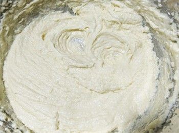 step2: 打蛋器打至鬆發