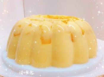 step5: 將剩餘的布丁水慢慢及輕力的倒在半凝固的布丁上，放進雪櫃冷藏至凝固，脫模（可用牙籤沿模具邊緣畫一圈，然後將模具浸泡熱水約15秒／將模具倒轉，用熱毛巾包圍模具外圍約30秒／用熱水沖一下膜具，令布丁外圍軟化，較容易將布丁脫模），即可