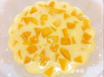 step3: 啫喱粉溶於熱水中，攪拌至完全溶解後，加入室溫水，拌勻，放涼 2. 加入鮮奶和花奶（必需待啫喱水完全放涼才可加入，可避免啫喱水與奶脂分離，否則容易造成奶塊凝固的情況），拌勻後倒入模具中（剛好覆蓋芒果粒即可），放進雪櫃冷藏1小時至半凝固