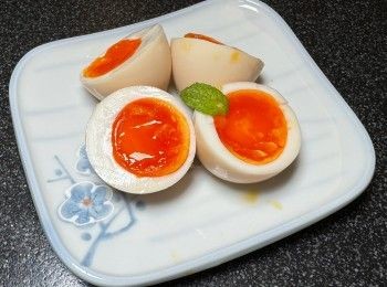 step2: 雪櫃取雞蛋，用水沖洗一下，煲滾熱水先熄火，用隔篩慢慢逐隻蛋落在熱水，開中大火煮6分鐘，浸冰水降溫，剝殼後雞蛋過飲用水，放入醉汁，需一至兩天先入味。