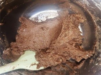 step9: 篩入麵粉、泡打粉及可可粉，混合成糰