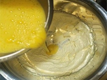 step8: 分兩次加入蛋液打至吸收