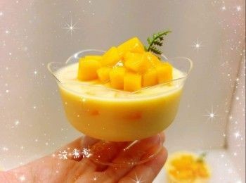 step5: 將適量的芒果粒放在布丁面作裝飾，即可