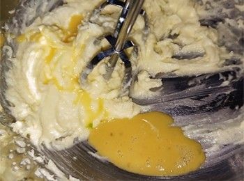 step3: 分2次加入蛋液至完全吸收