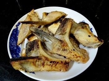 step8: 先燒紅油鑊 , 將魚鮫用廚紙吸乾水份 , 上好生粉放入鑊 , 煎封至金黃色上碟 .