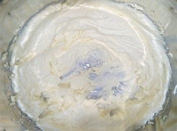 step7: 牛油加入砂糖打發至鬆白