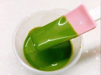 step3: 淡忌廉、煉奶和糖混合，再用慢火煮（邊煮邊攪拌），煮至微微滾起（呈淡黃色和開始濃稠；約5-10分鐘），加入綠茶鮮奶，拌勻，繼續煮至稍微濃稠，熄火，放涼，放進雪櫃冷藏1晚至半流動狀態