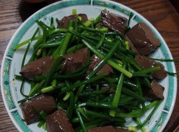 step1: 先將鸭紅切成大約一隻麻雀牌大少浸塩水備用