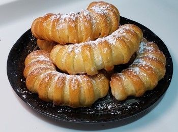 step1: 麵團：
材料全部混合（牛油除外）
麵團成團後 加入牛油
麵團靜置30分鐘
搓成光滑麵團
第一次發酵 約1小時