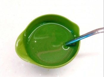step1: <span class="group_1">綠茶半流心內餡（85-90 g）</span>： 1. 先將鮮奶（鮮奶用微波爐加熱），加入綠茶粉，拌勻，過篩，備用