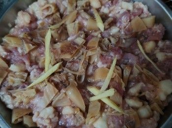 step1: 先將買回來的梅頭肉用粗塩省乾淨格乾水便起皮起肥膏筋膜及瘦肉分別切条再切丁備用