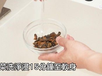 step1: 淡菜浸15分鐘至軟身