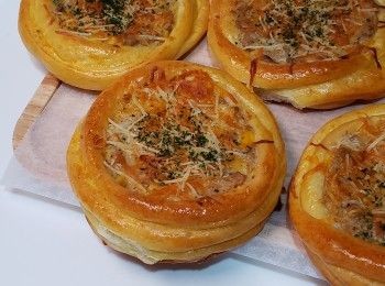 step1: 材料全部混合（牛油除外）
麵團成團後 加入牛油
麵團靜置30分鐘