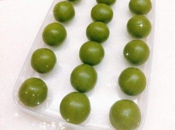 step3: 餡料： 1. 先將餡料放室溫回溫至略軟身／放進雪櫃冷藏1晚（視乎現成餡料需放冰格冷凍／放室溫保存） 2. 再將已回溫至略軟身／冷藏至少許硬身的餡料分份（24 g），搓圓，放進雪櫃冷藏1晚／冰格冷凍30分鐘（較容易包入），備用 2. 將椰蓉芝士餡（24 g）壓平（椰蓉芝士餡需放室溫回溫至略軟身），然後放入已結凍的椰香芝士流心餡（6 g；不要一次將全部的取出，做幾個取幾個，否則已結凍的椰香芝士流心餡很快解凍，軟化後不好包餡），包好，搓圓，放進冰格冷凍30分鐘（較容易包入），備用